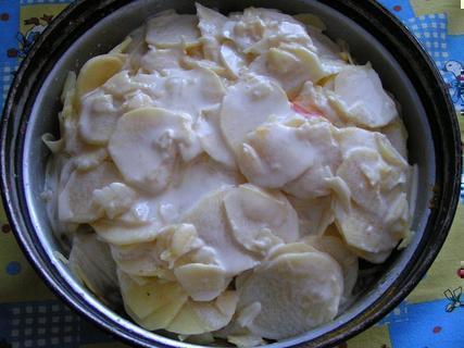 FOTKA - Zapeen brambory s mletm masem se smetanou