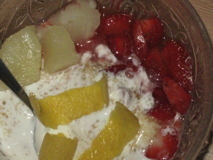 FOTKA - Jogurtov dezert s jahodami a ananasem