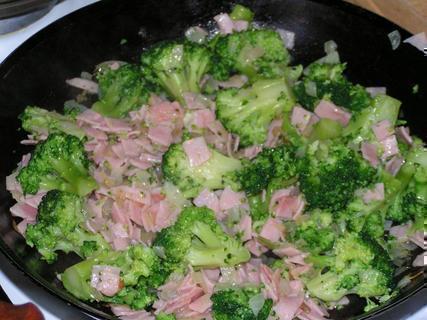 FOTKA - Tstovinov salt s brokolic a nivou
