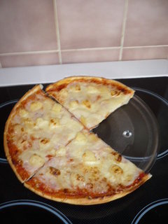 FOTKA - Pizza s ananasem a tukem
