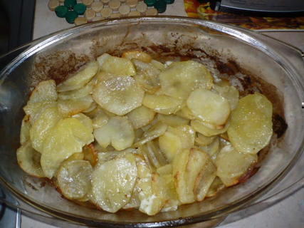 FOTKA - Zapeen brambory s mletm masem se smetanou