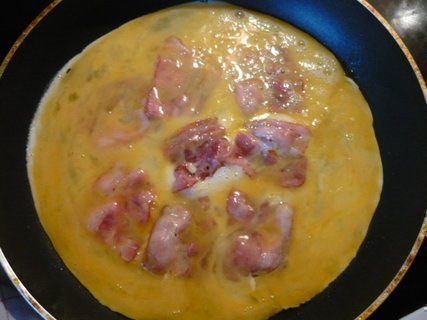 FOTKA - Vajen omeleta se slaninou a tvrdm srem 