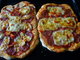 Pizza z domcho tsta se slaninou, unkou, pltkovm srem, rajaty, hermelnem a olivami