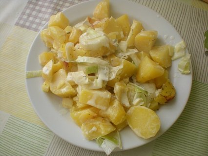 FOTKA - Zapkan brambory s prkem a smetanou