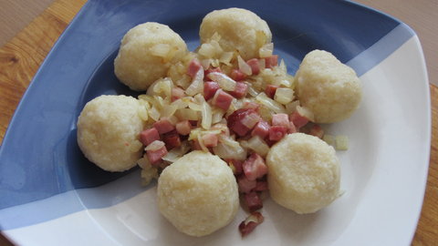 FOTKA - Plnn bramborov knedlky s uzenm masem 