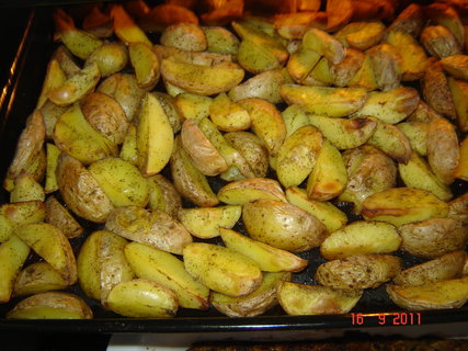 FOTKA - Solen brambory peen v troub