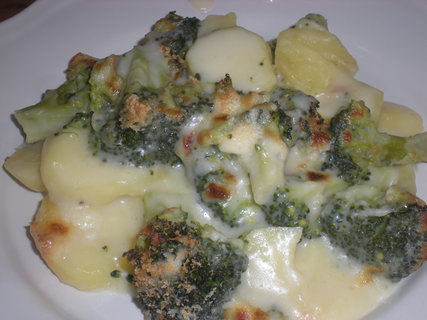 FOTKA - Zapeen brokolice se srem a zakysanm krmem