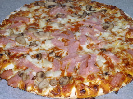 FOTKA - Pizza s rajaty, houbami a srem