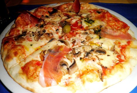 FOTKA - Pizza s kaprem, srem a olivami