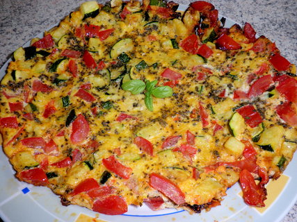 FOTKA - Omeleta s rajaty, bazalkou a cibul