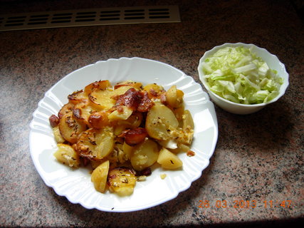 FOTKA - Zapeen brambory s vejci, zakysanou smetanou a ampiony