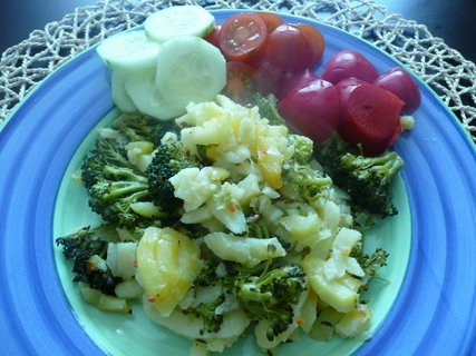 FOTKA - Zapeen brambory s brokolic, kvtkem a srem