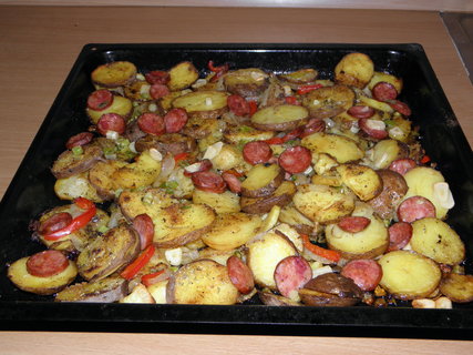 FOTKA - Zapkan brambory s kuecm masem, cibul a ampiony