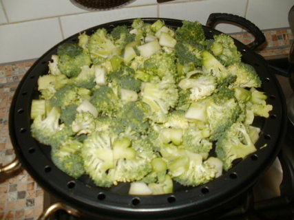 FOTKA - Brokolice schovan mezi brambory