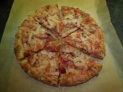 FOTKA - Pizza s cibul, kozm srem a olivami