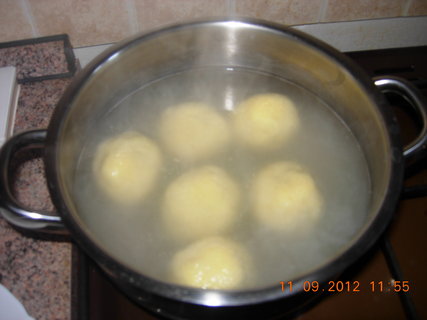 FOTKA - Bramborov knedlky plnn kepelmi vejci