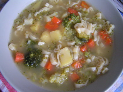 FOTKA - Brokolicov polvka se zeleninou a tstovinami