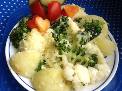 FOTKA - Zapeen brambory s brokolic, kvtkem a srem