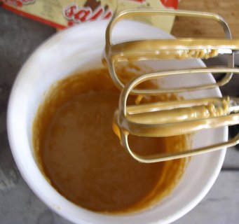 FOTKA - Karamelov dort sypan oko hoblinkami