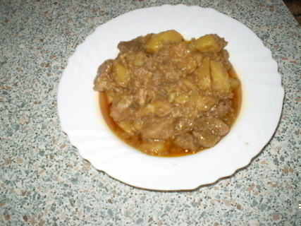 FOTKA - Gul z vepovho plecka s bramborami a paprikou