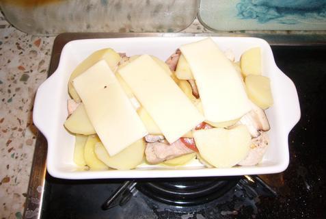 FOTKA - Zapeen brambory s vepovm masem a slaninou