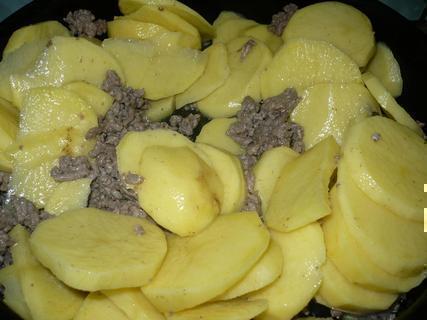 FOTKA - Zapeen brambory s mletm masem a srem