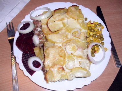 FOTKA - Zapeen brambory s mletm masem a ampiny