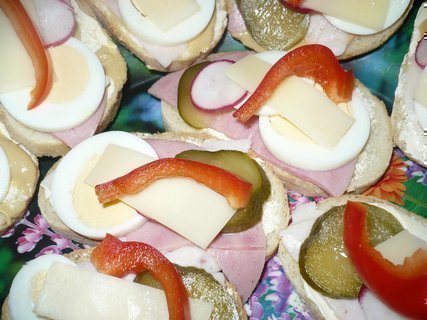 FOTKA - Obloen chlebky se unkou a majonzou