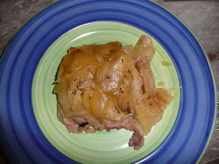 FOTKA - Zapeen brambory s vepovm masem a slaninou