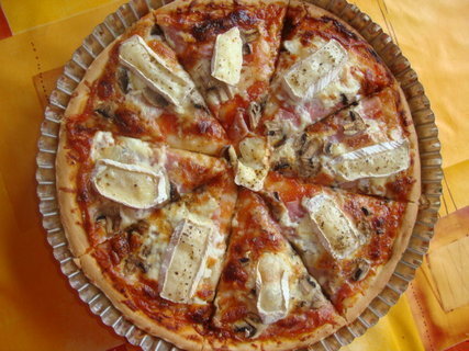 FOTKA - Pizza se unkou, ampiny a srem