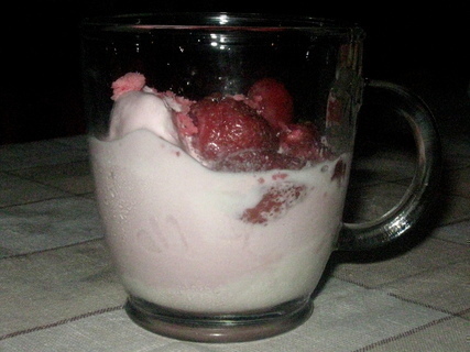 FOTKA - Zmrzlinov koktejl s jahodami a kokosem