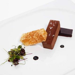 FOTKA - Terina z kachnch jater foie gras v okoldov krust Valrhona podvan na portskm el s domc briokou