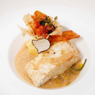 FOTKA - Halibut porovan v olivovm oleji s krlovskm krabem, podvan s prkem na blm vn a jemnm bramborovm pyr pelit humm bisquem