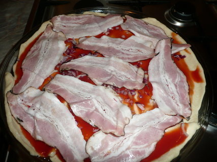 FOTKA - Pizza se slaninou a cibul