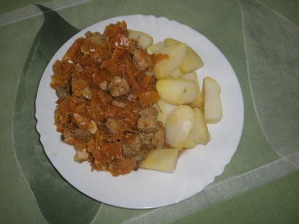 FOTKA - Vepov maso v mrkvi s bramborem