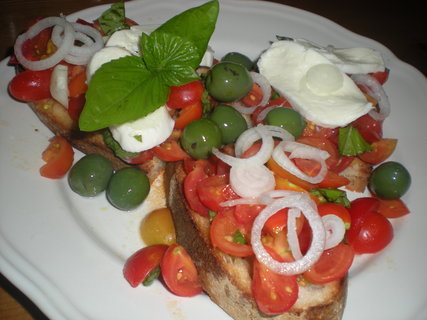 FOTKA - Bruschetta al italiano s mozzarellou    