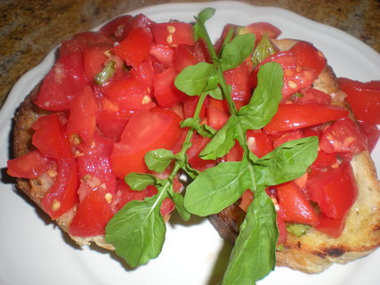 FOTKA - Bruschetta s rajaty, parmaznem a rukolou