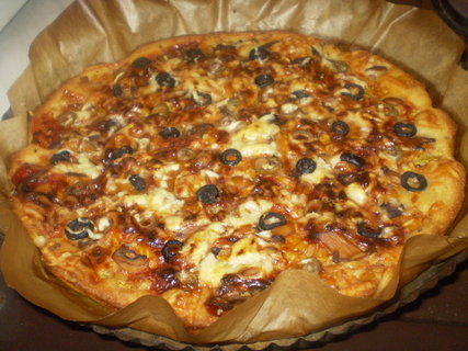 FOTKA - Pizza s cibul, kozm srem a olivami