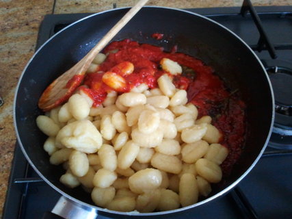 FOTKA - Zapeen gnocchi s rajaty, slaninou a mozzarellou