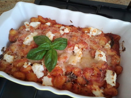 FOTKA - Zapeen gnocchi s rajaty, slaninou a mozzarellou