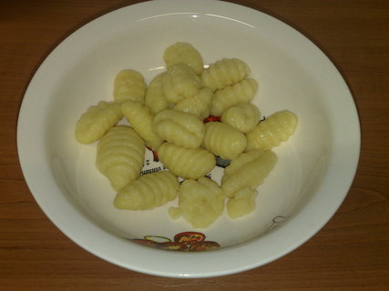 FOTKA - Gnocchi s vajkem, brokolc a dovm semnkem