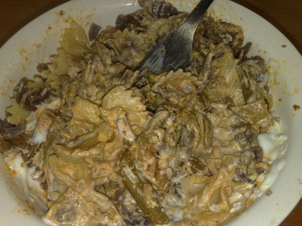 FOTKA - Celozrnn� t�stoviny s masovou sm�s� a jogurtovou om��kou