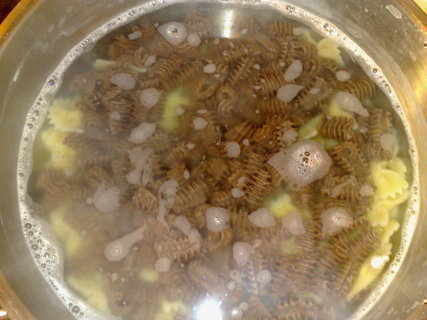 FOTKA - Celozrnn� t�stoviny s masovou sm�s� a jogurtovou om��kou