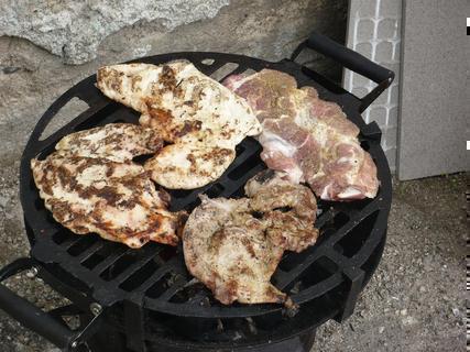 FOTKA - Marinovan kuec prska na grilu