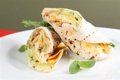 FOTKA - Vegetarinsk wrap z opeen tortily s bazalkovm srem Philadelphia