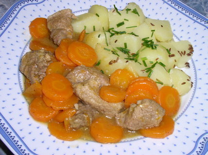 FOTKA - Vepov maso v mrkvi s bramborem